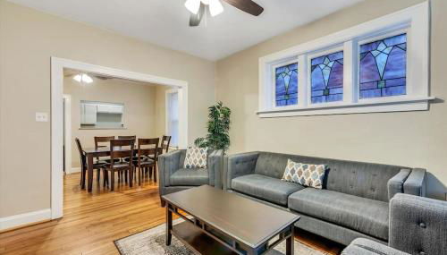 Tower Grove Getaway sleeps 8 - Foto 2