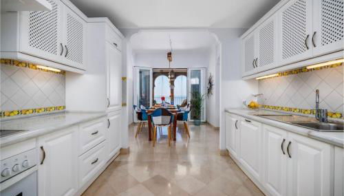 Spacious Seaside Retreat - La Perla del Mar - Photo 4