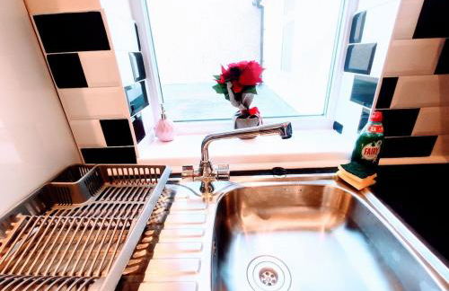 Crystal House Flat 3 - free private parking - metro - Foto 40