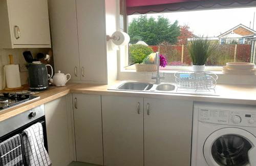 Quiet Secluded two Bedroom Bungalow With Parking - Photo 44