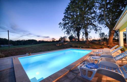 Cozy villa Paradiso with pool immersed in the greenery - Foto 23