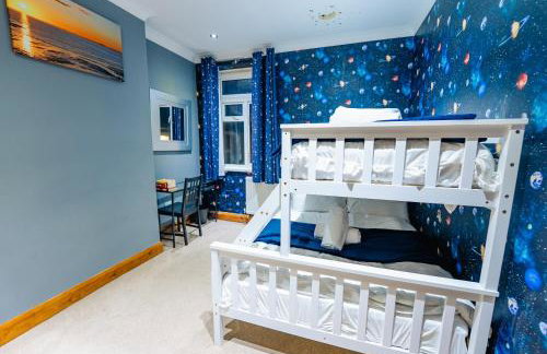 4BR 2Bath Home -Hot Tub, Free Parking & Games Room - Foto 34