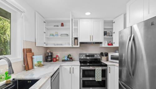 Family-Friendly 4BR Home with AC and Yard Near Airport - Foto 5