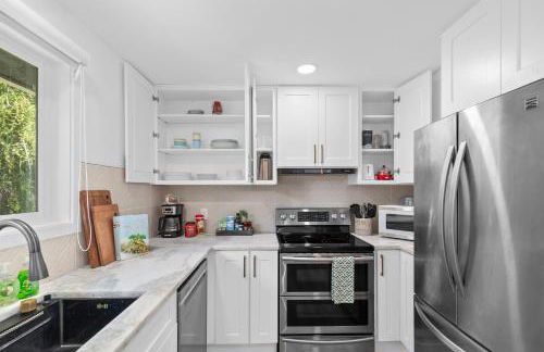 Family-Friendly 4BR Home with AC and Yard Near Airport - Foto 5