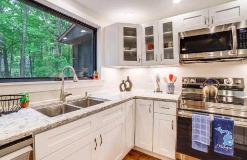 Sawyer Retreat with Fire Pit Less Than 2 Mi to Beaches! - Foto 12