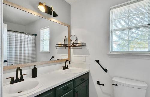 Cozy Home Away From Home - Pet-friendly, King bed - Foto 26