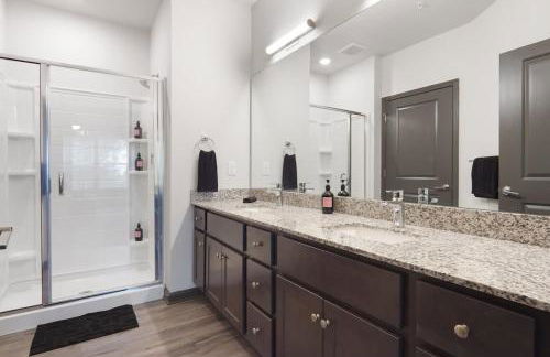 3BR King Bed Balcony North Raleigh - Foto 12