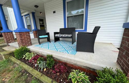 The Purple Door apt in the heart of Radford city - Foto 1