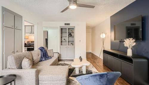 Your Modern King Suite Getaway - Sleeps 4 - Pool, Prkg - Foto 4