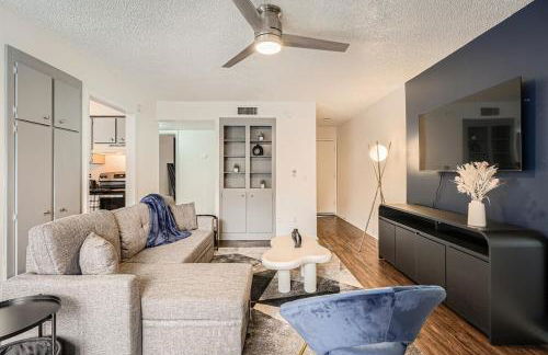 Your Modern King Suite Getaway - Sleeps 4 - Pool, Prkg - Foto 4