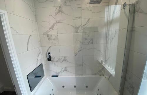 Luxury 3-Bed House-Jaquzzi Bath-Private Parking- suitable for contractors - Foto 4