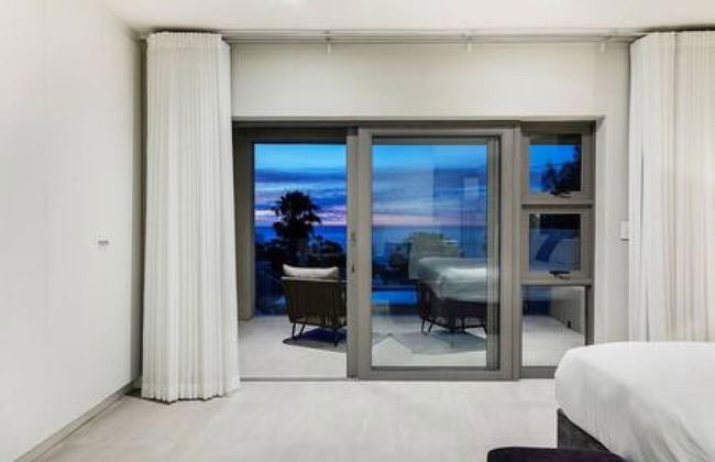 Large 9 Bedroom Villa in Camps Bay w Pool Apostles Views - Photo 16