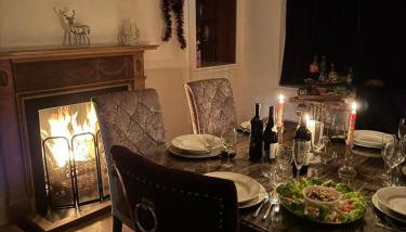 Farmhouse Retreat with Hot Tub, Pool, Horses, Games Room, Free Car Park, Only 45 min from Oxford Circus - Foto 4