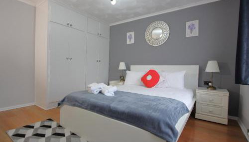 Cheerful 3 Bedroom 2 Bathroom Bungalow by CozyNest - Foto 4