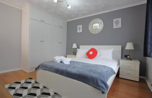 Cheerful 3 Bedroom 2 Bathroom Bungalow by CozyNest - Photo 4