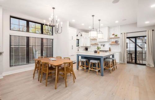 Chateau in the Village - Brand New 3BD 5BA - Foto 17