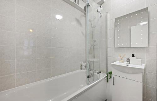 Chic 2-Bed Flat with Workspace, Balcony, Parking - Foto 22