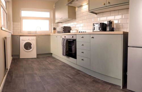 4 Bed - Parking - Near M4 - Ideal for Workers - Foto 17