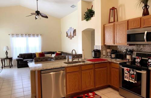 Minutes to Disney! Spacious Home w/ Private Pool, Themed Rooms! - Foto 12