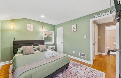 Patio Paradise Stylish 3BR Home with Gaming Room - Photo 4