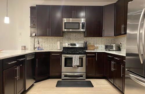 Luxe 2BD2BA Townhouse in Hip Area - Near Metro - Photo 6