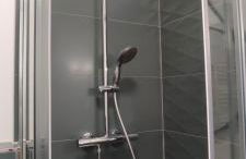 Indy Appart - T2 moderne - Eurexpo - Parking - Balcon vue - Calme Propre - Foto 7