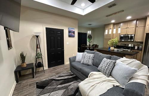 Quiet 2BR Retreat , Fenced yard , Modern Duplex - Foto 1