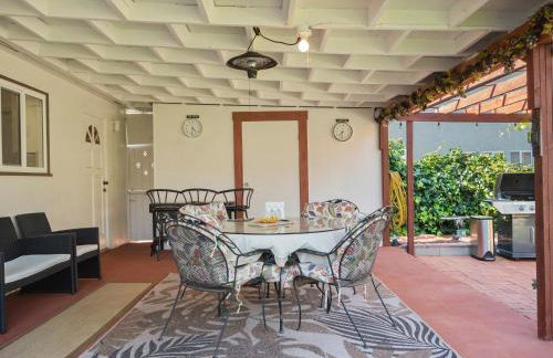 Bay Park Garden Paradise - central Location, AC, Washer Dryer & Private yard! - Foto 26