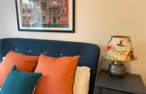 Stunning and Spacious 2bed flat in central Woking - Foto 25