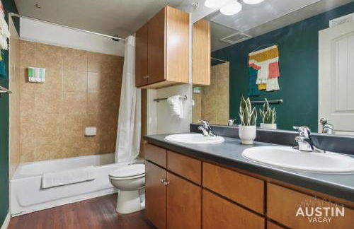 Dual Urban Oasis 8BR in Vibrant North Loop Hub - Foto 42