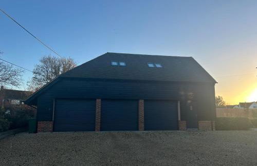 Charming King Bed Ensuite Studio in Peaceful West Challow - Photo 2