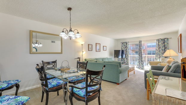Sunny Cocoa Beach Condo with Balcony and Pool Access - Foto 5