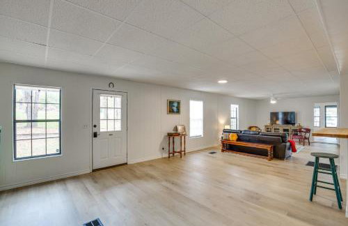 Lakefront Frankston Cabin with Dock and Fire Pit! - Foto 6