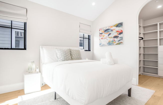 Villa Camellia - Charming 5 BR Home in the Heart of Studio City - Photo 4