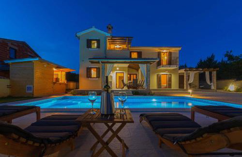 Villa David - luxurious secluded villa with a heated pool - Foto 5