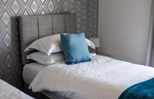 Sun-Soaked- Charming Views Overlooking the Harbour - Photo 19