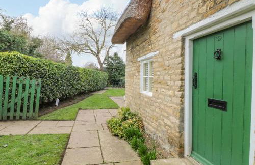 Bumble Bee - Photo 3