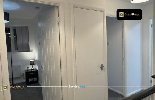 Quick Deals l 5 Bedroom l Sleeps 10 l Parking l Ideal for Groups l Oak Stays Short Lets & Serviced Accommodations - Foto 6