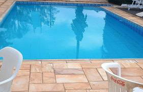 Casa com piscina para até 6 pessoas com duas camas de casal e sofá-cama casal - Foto 1