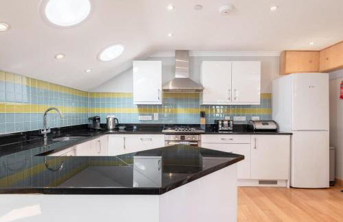 Spacious Flat A Few Mins Walk to Carlyon Bay Beach - Foto 2