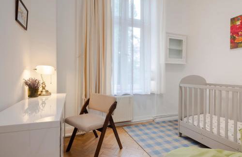 KuDAMM Charming Old Home,4-9 ppl,Family Friendly,Wifi,Savignyplatz - Photo 25