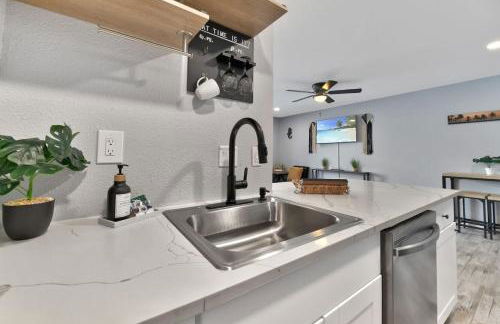 Stay Awhile Condo Minutes to Beach with Pool - Foto 10