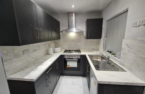 Whole House - 4 Bedrooms - Parking - Sleeps 8 - Foto 8