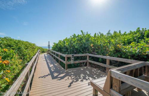 Coastal 2BR Oceanfront Escape, Steps from Sand & Pool - Foto 22