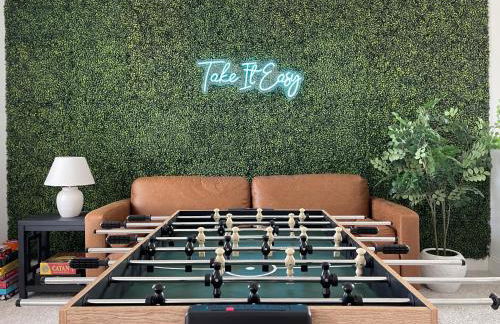 Luxe Living 4-bedroom with fireplace & game room - Photo 14