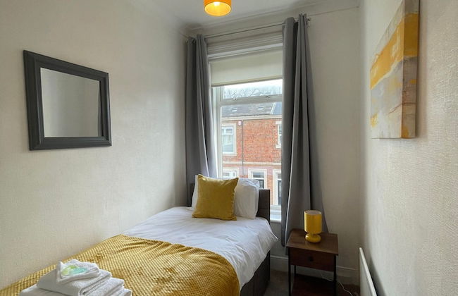 Lovely 3 Bedroom Apartment In Newcastle Upon Tyne With Free Parking - Photo 5