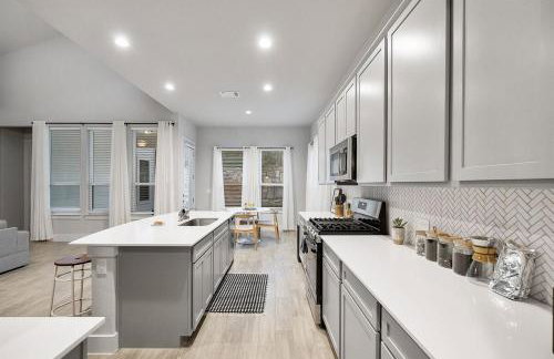 Luxe Modern 4B House with Office 20 min to DT - Foto 31