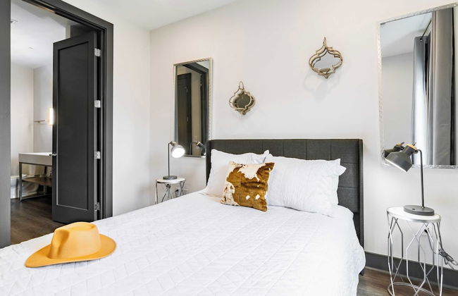 Lindsley by Avantstay Balcony + Modern Design A+ Downtown Location - Photo 22