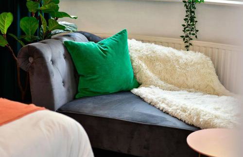 Stylish 3 Bed Home with Parking! - Photo 9