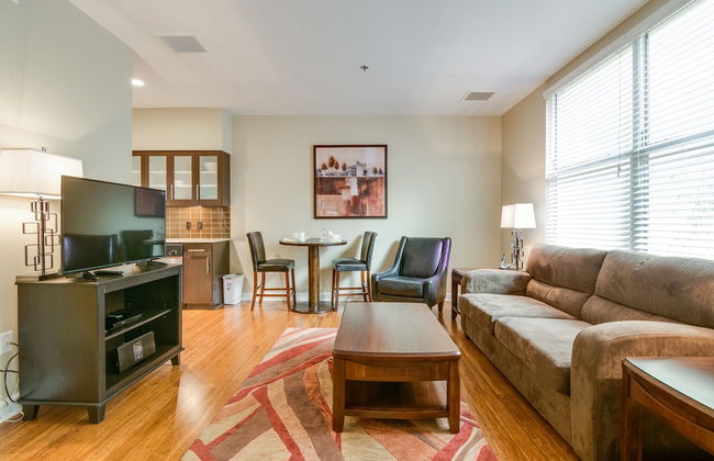 Bluebird Suites near AutoZone Park - Foto 27